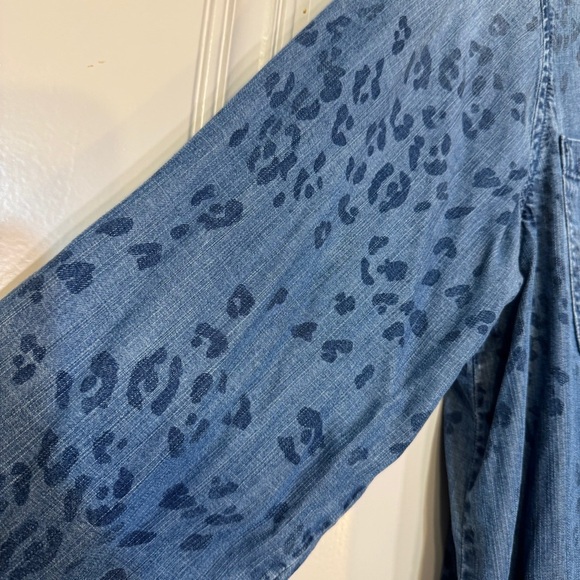 Side Stitch Lyocell Button Front Tunic with Roll Tab Sleeve Animal Print size M - Picture 9 of 13